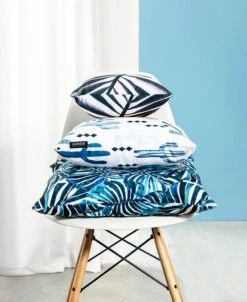 Kissen "Tropical Leaves" In Blau & Rot -Heimtextilien Verkauf juniqe kissen tropical leaves in blau and rot 2